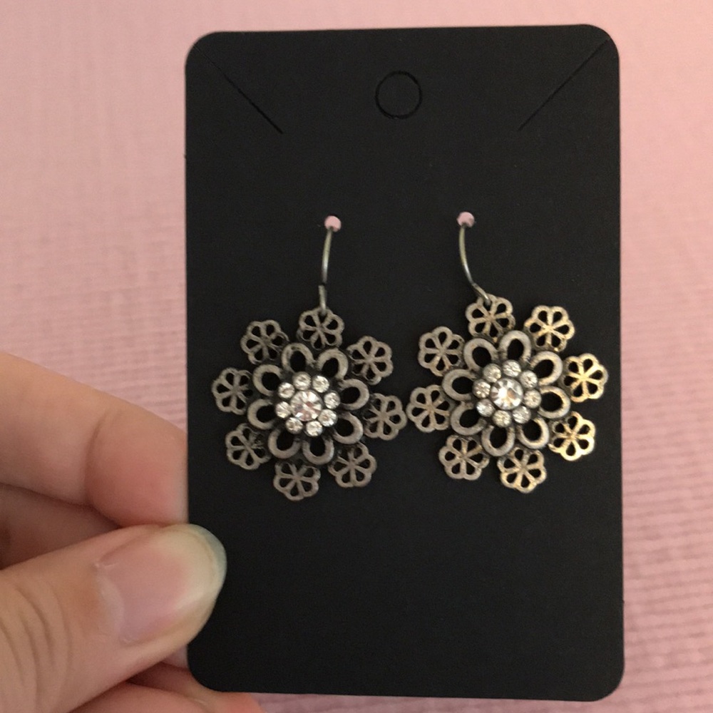 💛3 for $10💛 Silver snowflake earrings *free in bundle of 2 or more items*